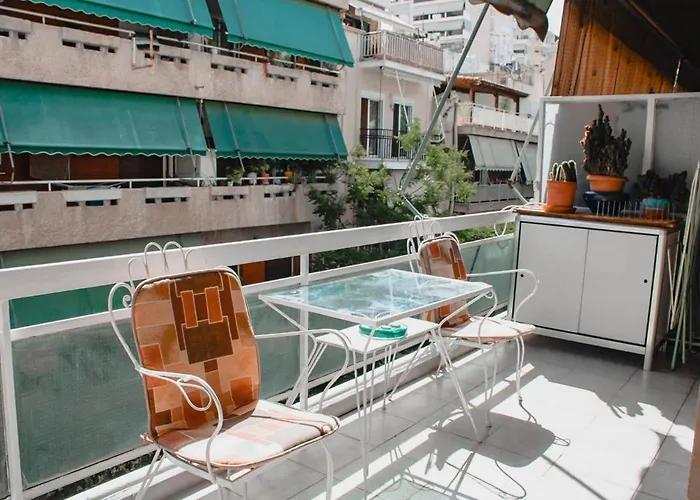 Bright And Spacious 2-Bed Apartment With Balcony