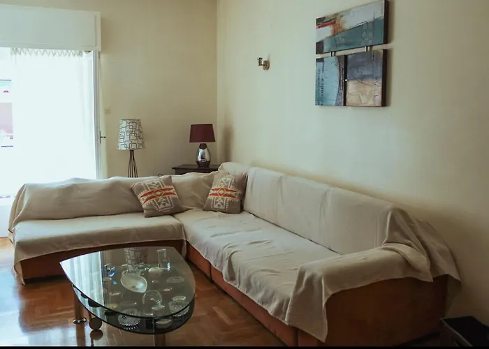 Bright And Spacious 2-Bed Apartment With Balcony