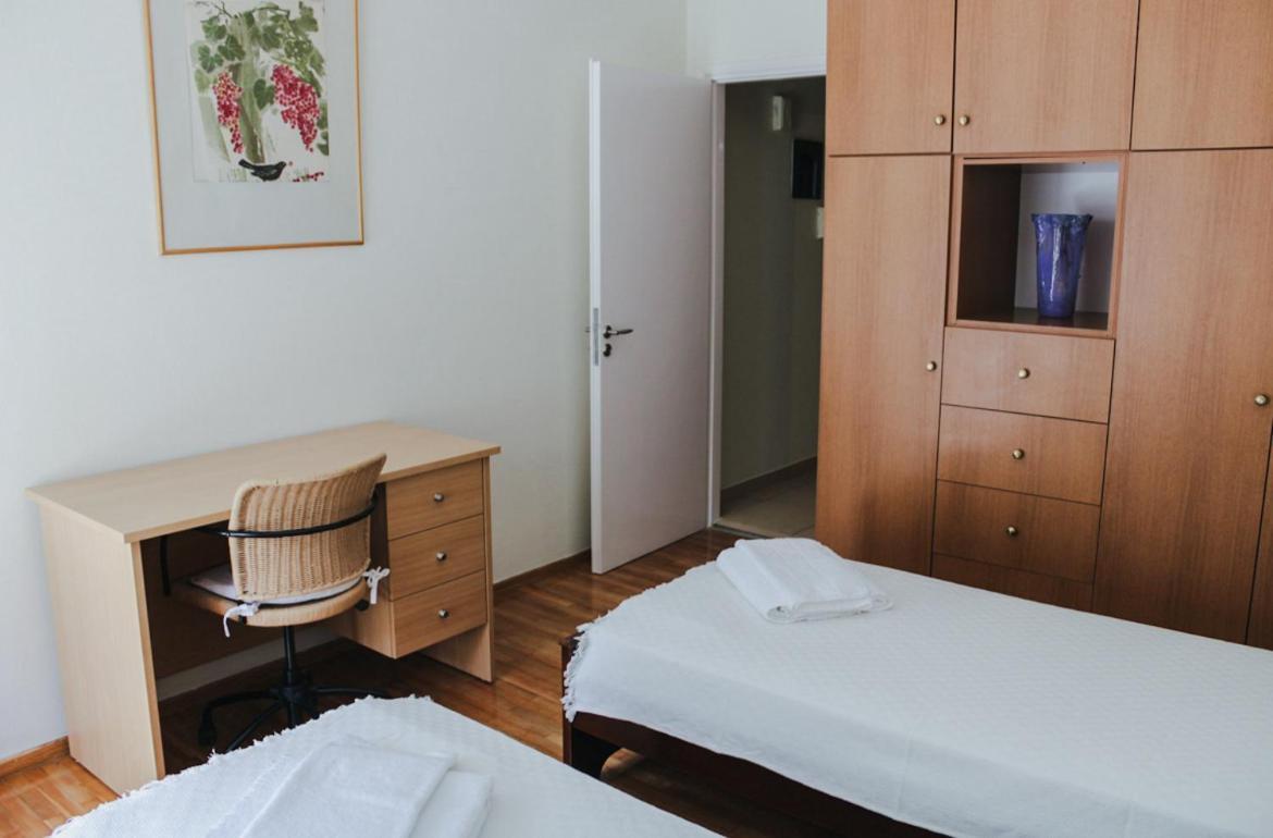 Bright And Spacious 2-bed With Balcony *