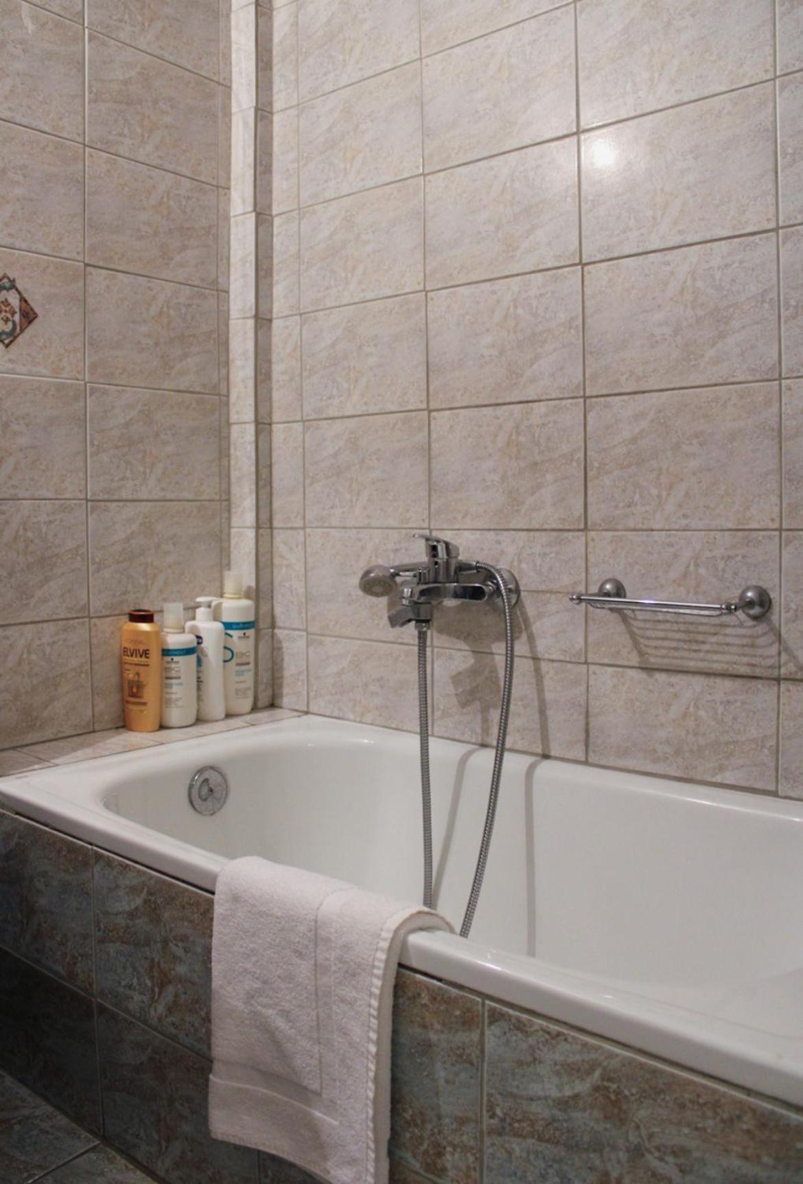 Apartment Bright And Spacious 2-bed With Balcony *